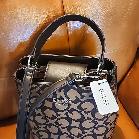 Guess Logo Crossbody/Handbag NWT - Picture 2 of 7